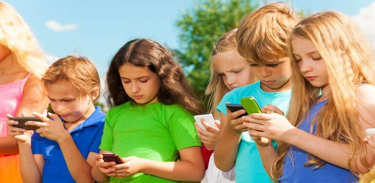 Học sinh có nên sử dụng điện thoại di động ở trường học? Should the Cell Phones Be Allowed in Schools